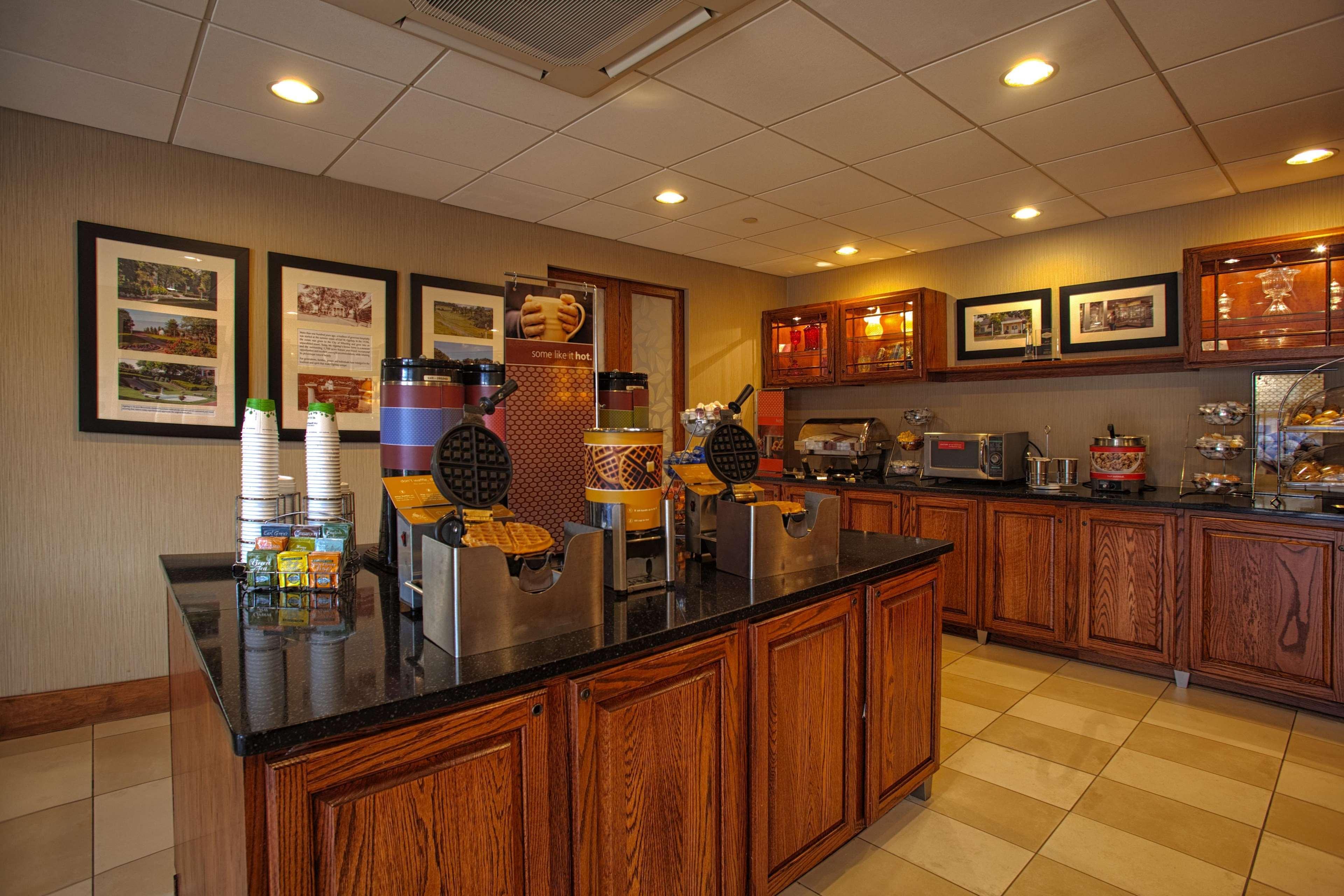 Hampton Inn Уилинг Экстерьер фото