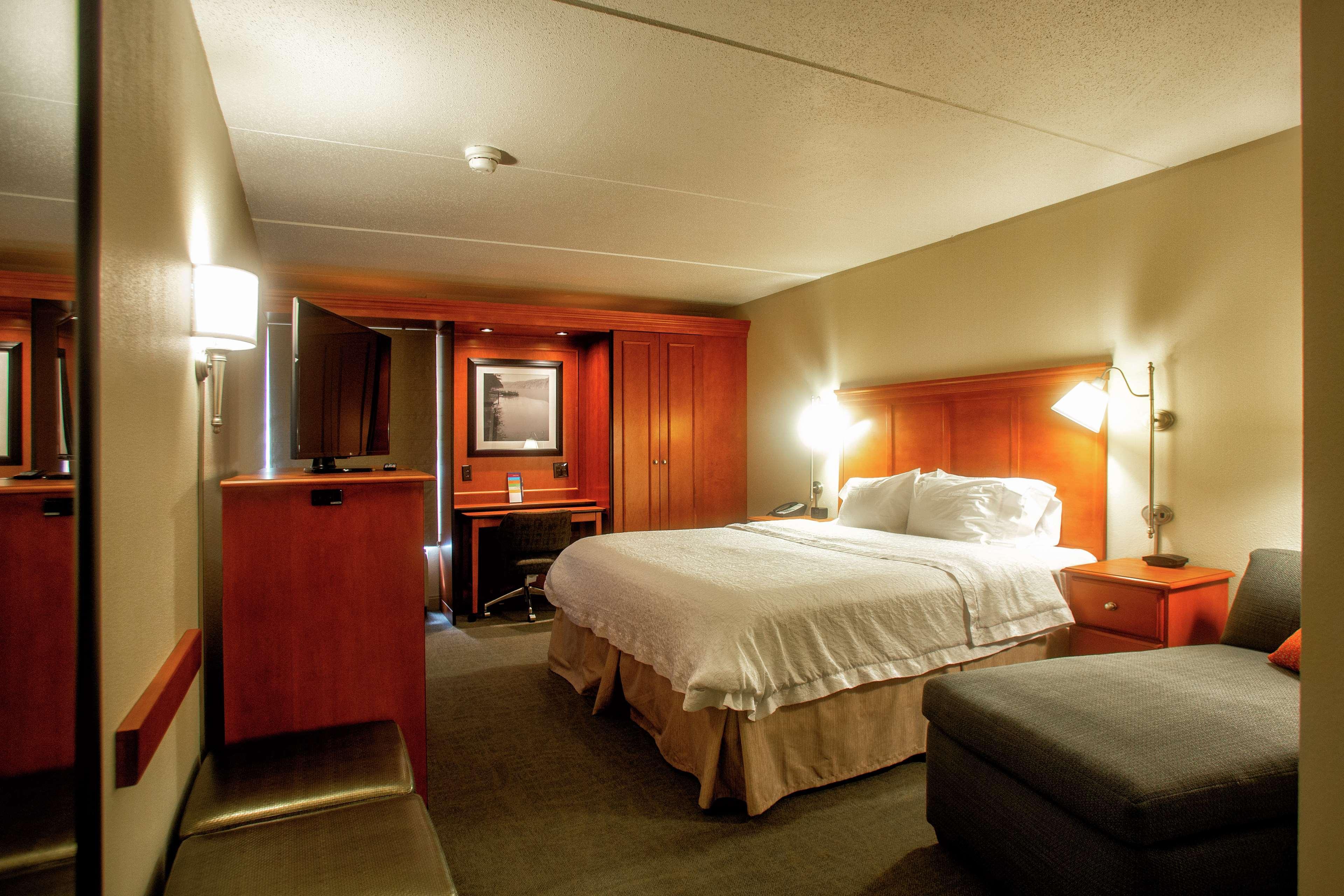Hampton Inn Уилинг Экстерьер фото