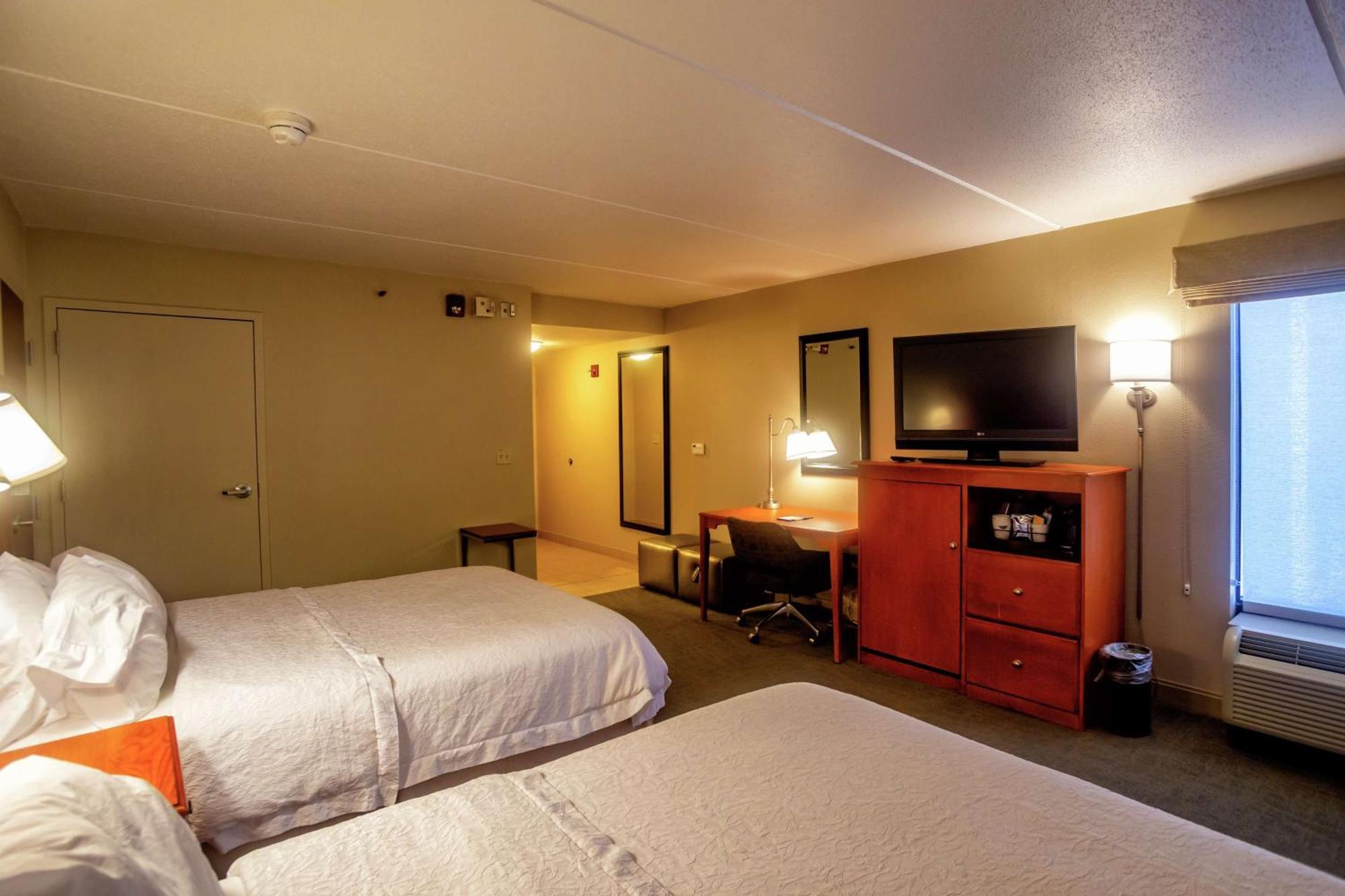 Hampton Inn Уилинг Экстерьер фото