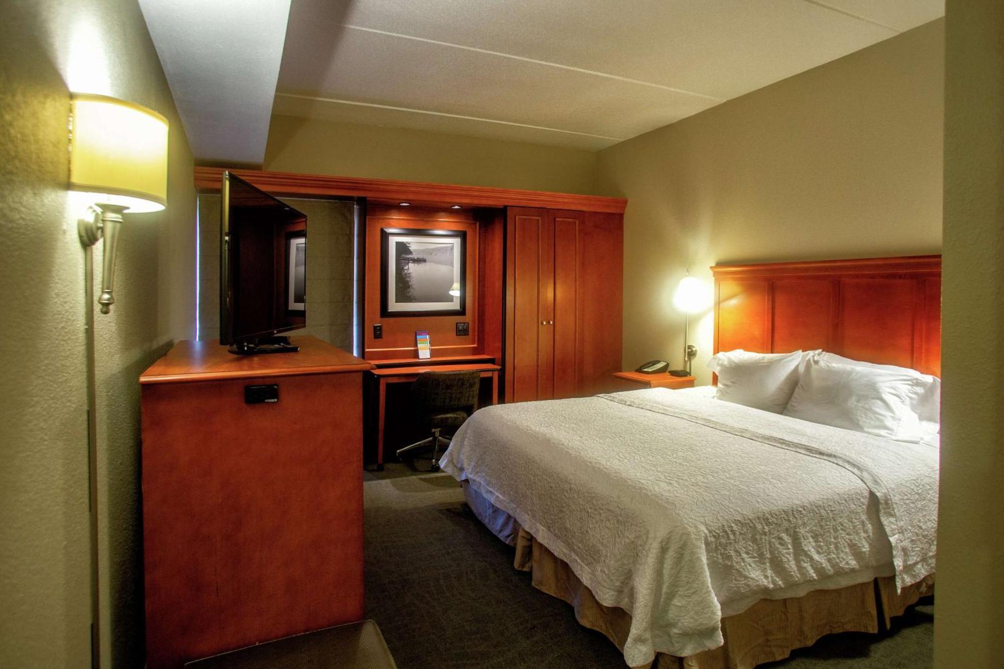 Hampton Inn Уилинг Экстерьер фото