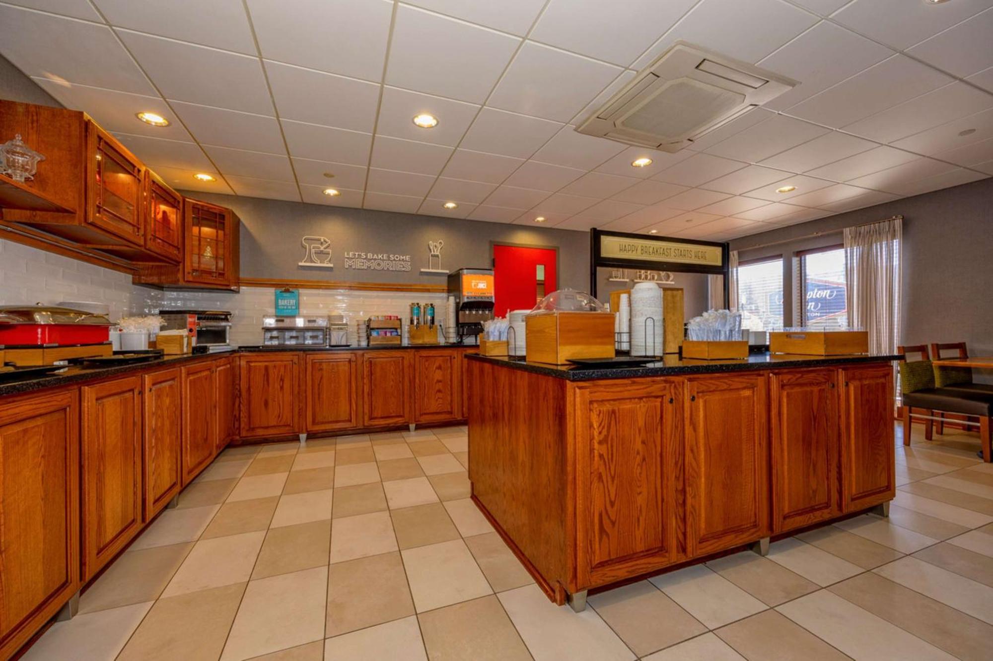 Hampton Inn Уилинг Экстерьер фото