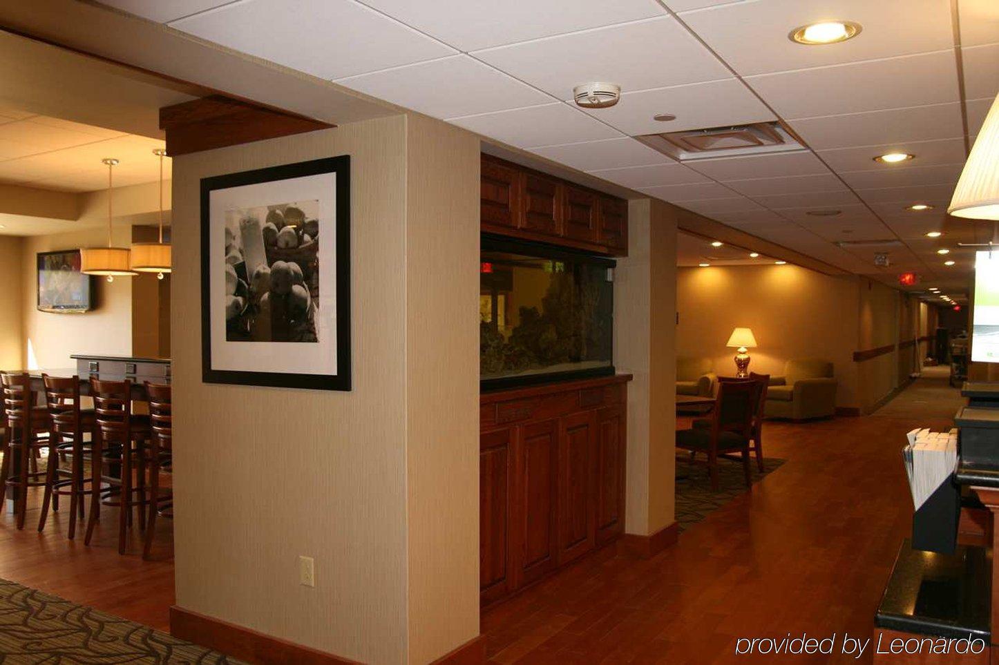 Hampton Inn Уилинг Интерьер фото